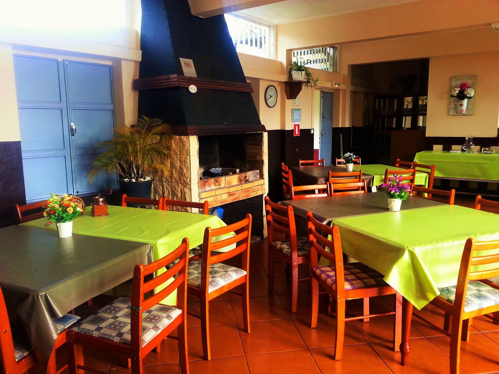 Salle à manger spacieuse du centre Les Hortensias
